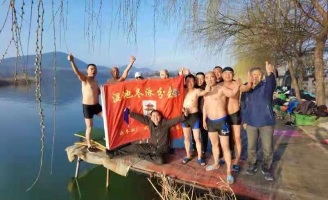 冬泳者拜年方式