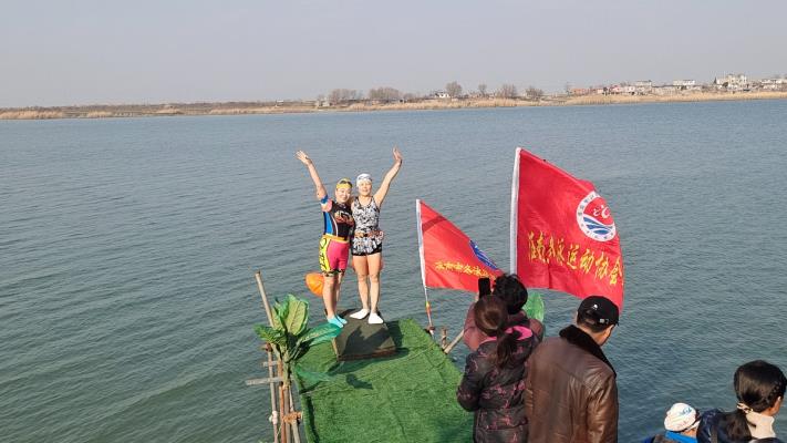 淮南冬泳愛好者慶祝元旦的方式