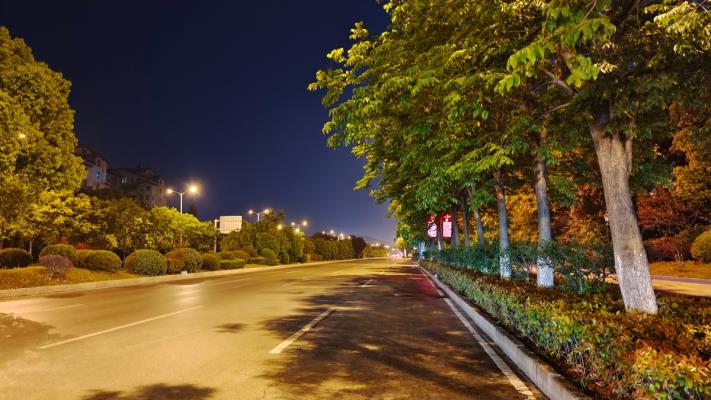 夜幕下的淮河大道