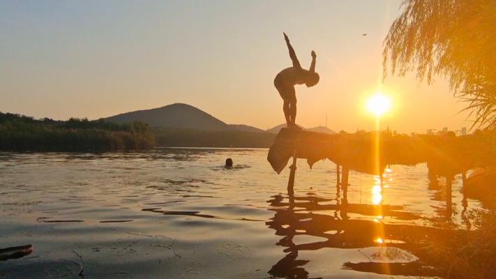 戶外跳水的精彩