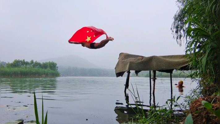 跳水慶祝黨的生日