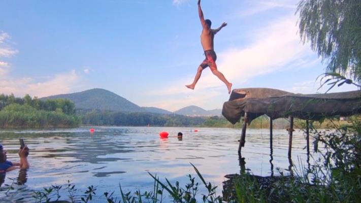 碧水藍天跳水濕地