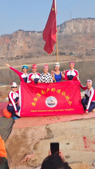 冬泳跳水鱷魚潭慶祝元旦