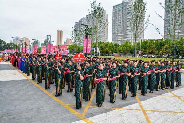 吾悅廣場(chǎng)旗袍秀驚艷全場(chǎng)