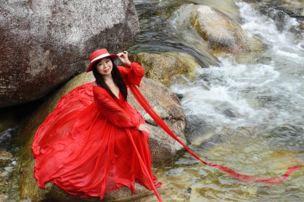 一 襲 紅 裝 盡 風(fēng) 華