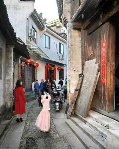 漁梁古街上的小攝手