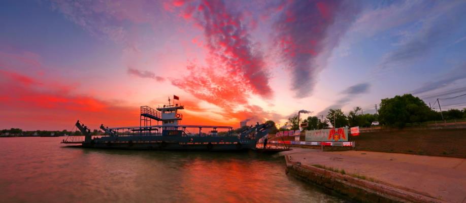 朝霞染紅淮上碼頭