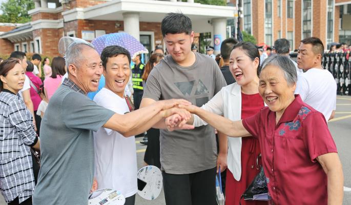 家國情懷----祖孫三代為高考加油