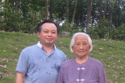 我與母親.jpg 我與母親.jpg