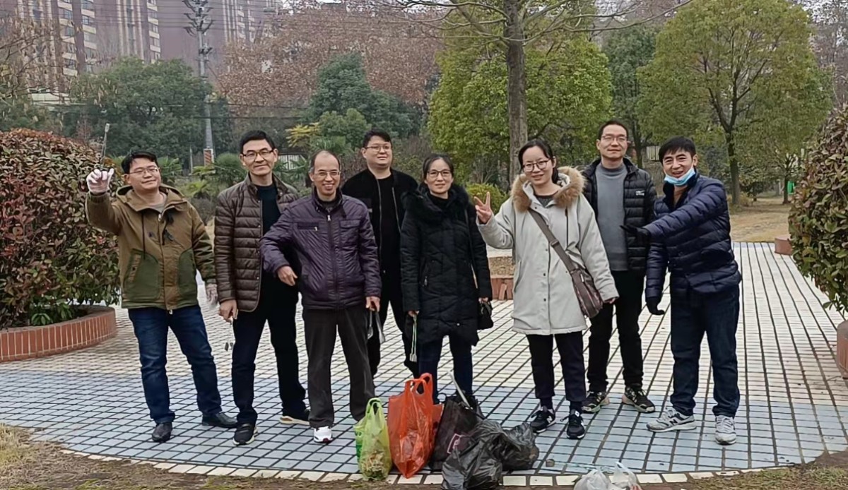 2老師們與自己的“戰(zhàn)果”合影.jpg 2老師們與自己的“戰(zhàn)果”合影.jpg