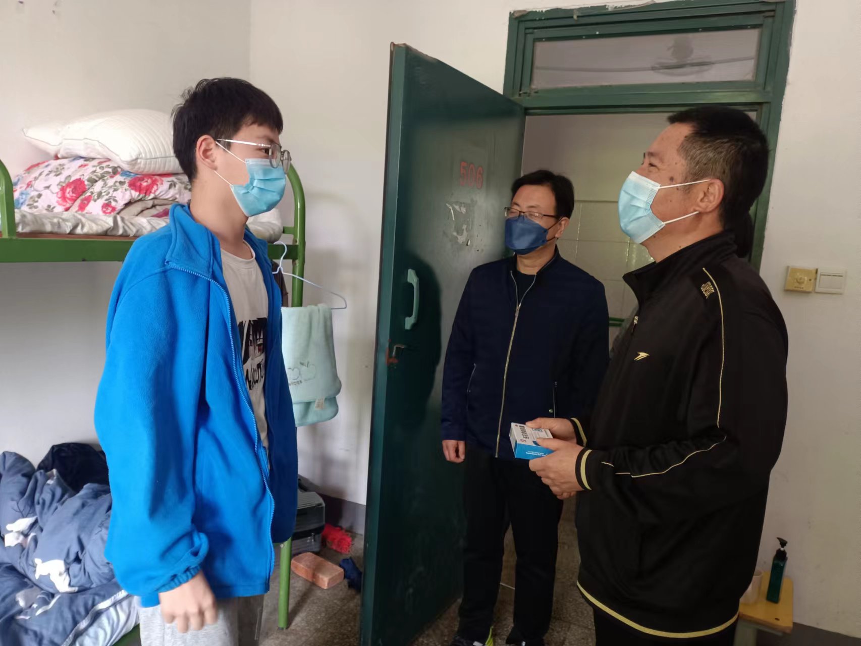 3-3陳國武校長（右）、劉濤副校長（中）一行看望留校學生.jpg