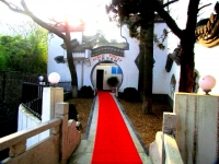 公廁門前鋪上了紅地毯