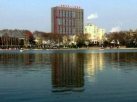 龍湖畔上的明珠