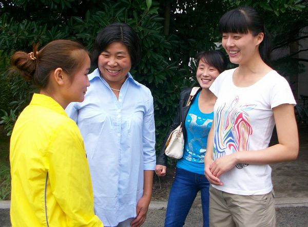 淮南市紅十字會(huì)多方聯(lián)系淮南工業(yè)學(xué)校敞開溫暖懷抱----淮南“義丐”“謝傻子”之女如愿就讀