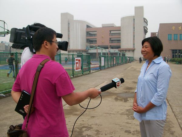 淮南市紅十字會(huì)多方聯(lián)系淮南工業(yè)學(xué)校敞開溫暖懷抱----淮南“義丐”“謝傻子”之女如愿就讀