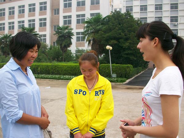 淮南市紅十字會(huì)多方聯(lián)系淮南工業(yè)學(xué)校敞開溫暖懷抱----淮南“義丐”“謝傻子”之女如愿就讀