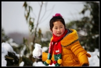 打雪仗的美女