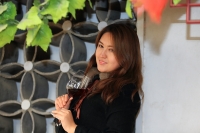 手捧紅酒的少女