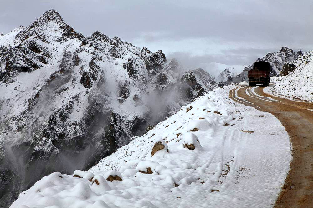 驢行川藏第一險(xiǎn)——翻越冰雪覆蓋的雀兒山(組照)