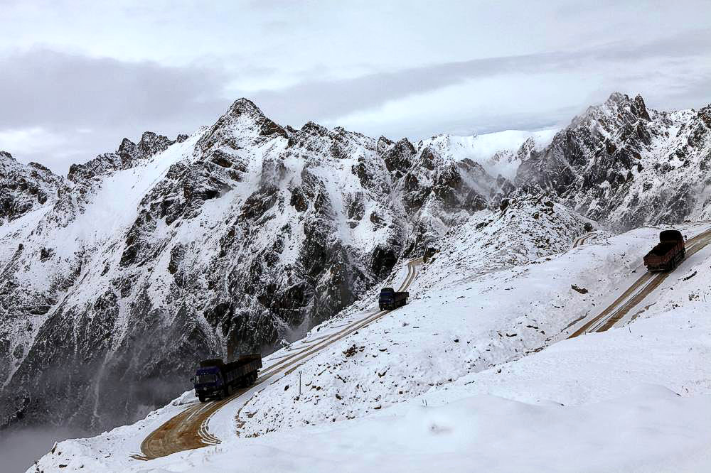 驢行川藏第一險(xiǎn)——翻越冰雪覆蓋的雀兒山(組照)