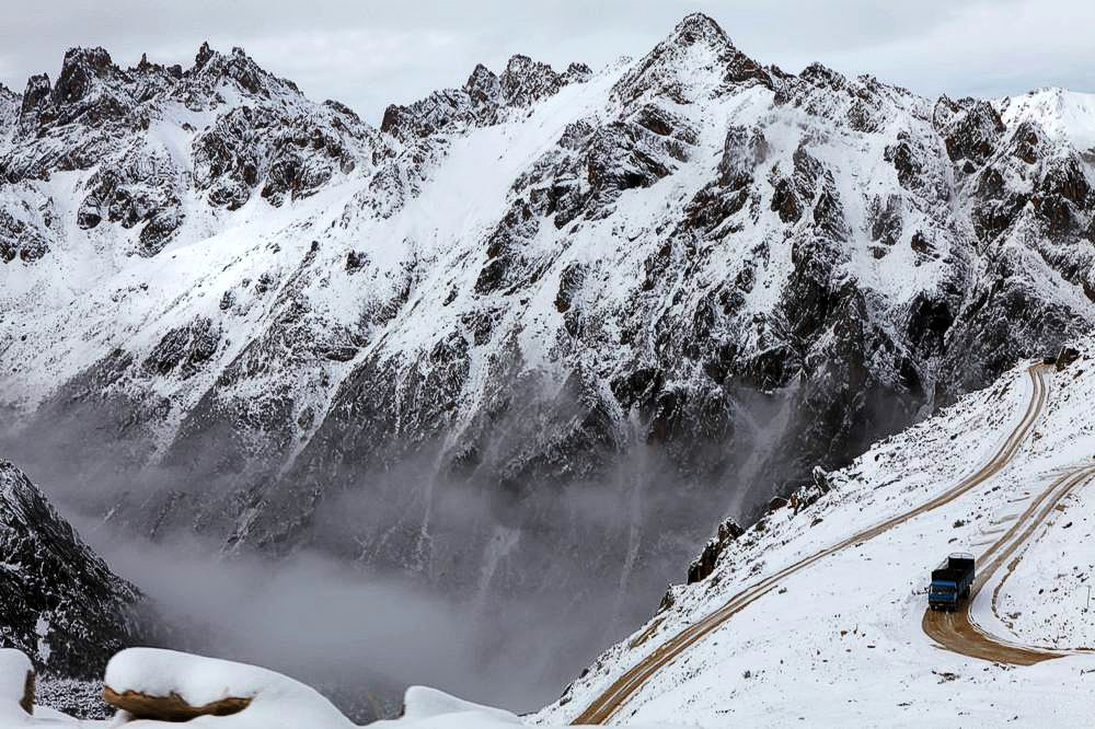 驢行川藏第一險(xiǎn)——翻越冰雪覆蓋的雀兒山(組照)