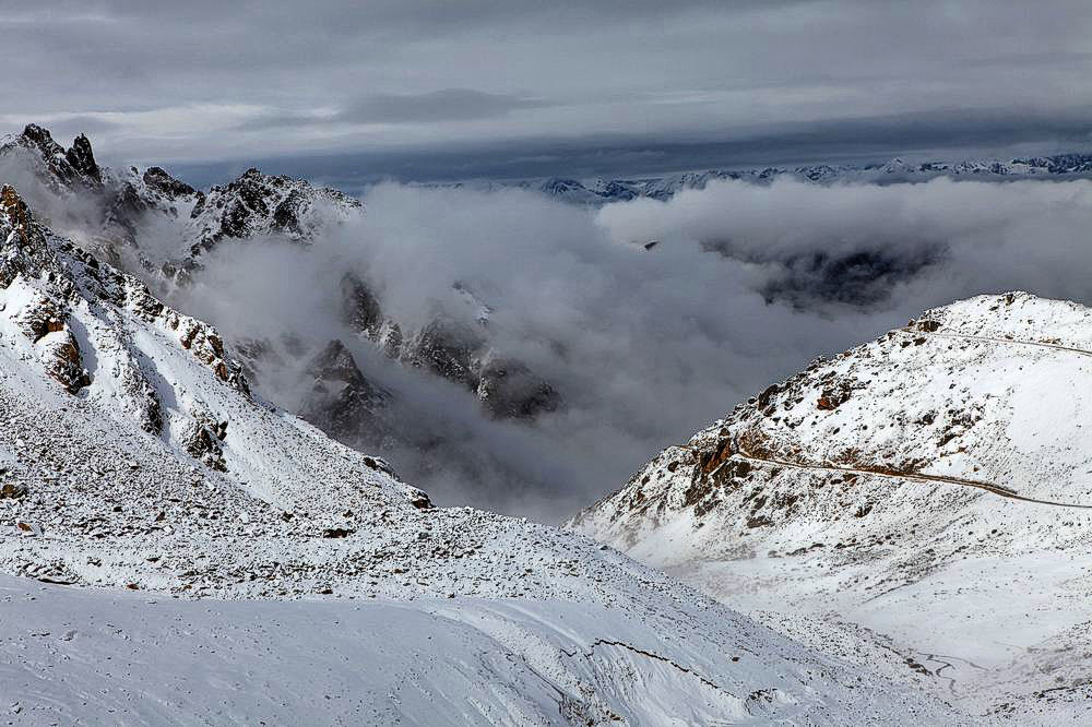 驢行川藏第一險(xiǎn)——翻越冰雪覆蓋的雀兒山(組照)
