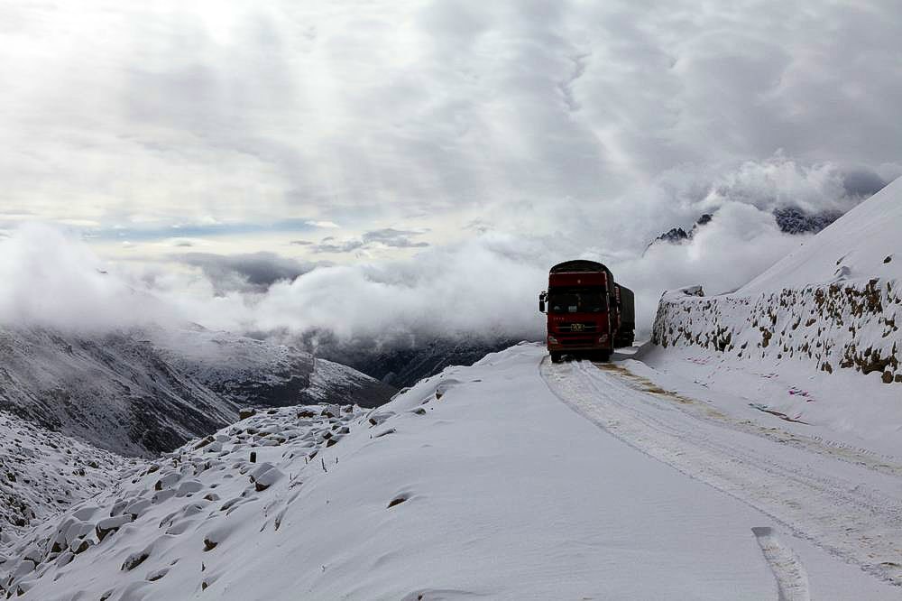 驢行川藏第一險(xiǎn)——翻越冰雪覆蓋的雀兒山(組照)