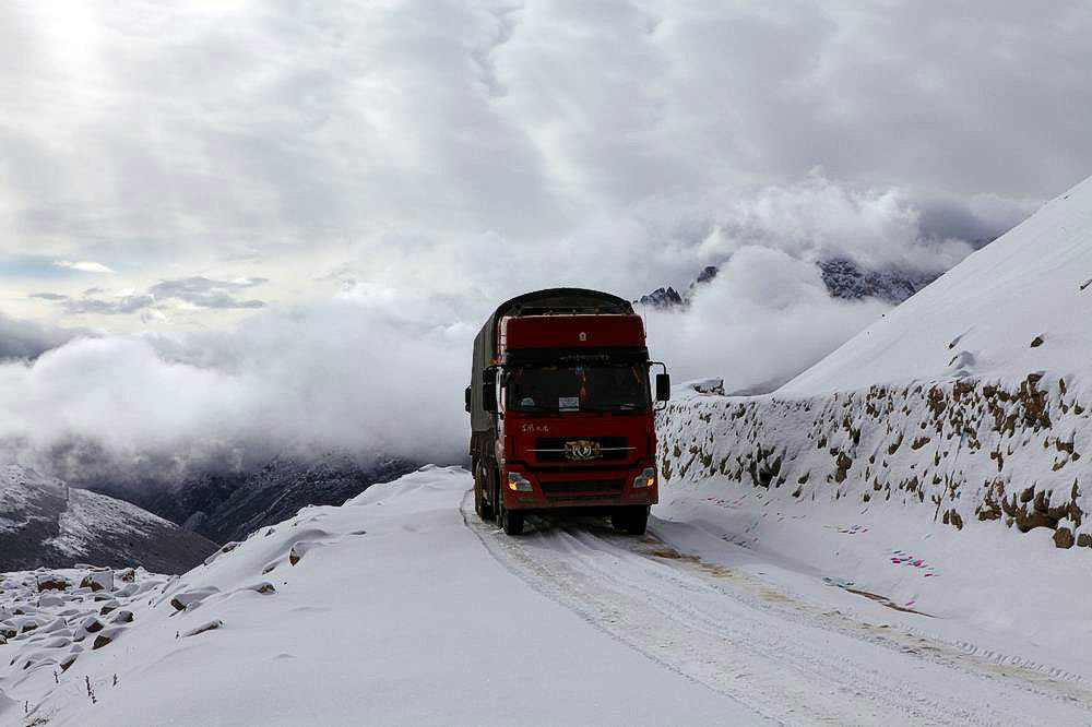 驢行川藏第一險(xiǎn)——翻越冰雪覆蓋的雀兒山(組照)