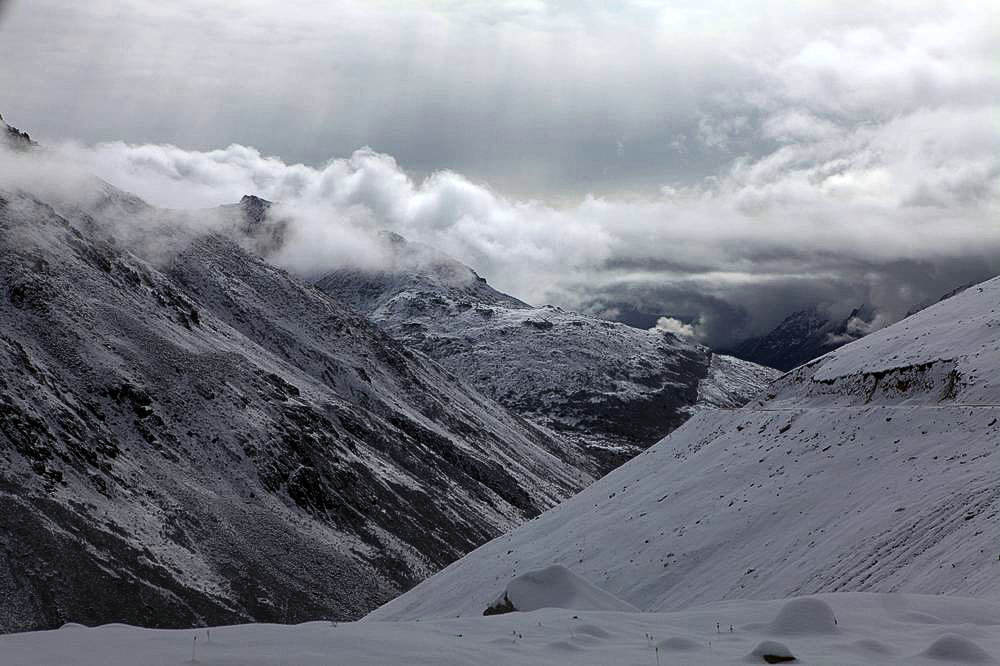 驢行川藏第一險(xiǎn)——翻越冰雪覆蓋的雀兒山(組照)