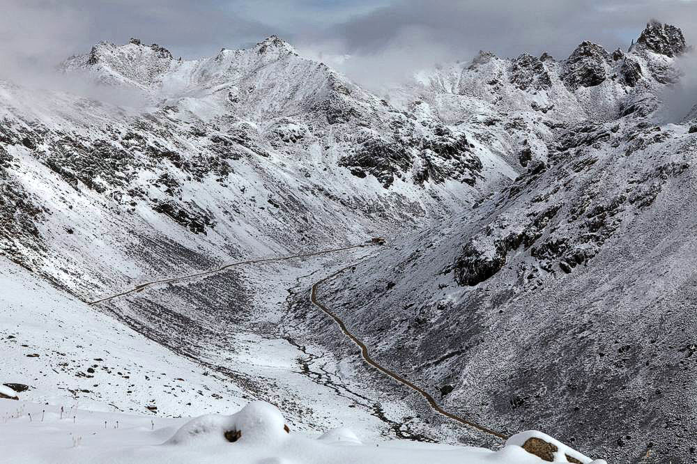 驢行川藏第一險(xiǎn)——翻越冰雪覆蓋的雀兒山(組照)