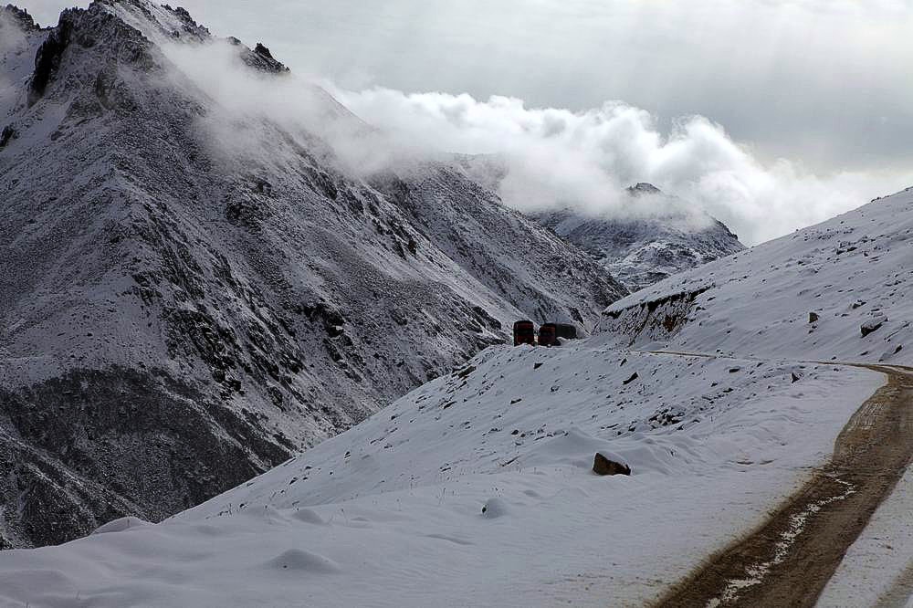 驢行川藏第一險(xiǎn)——翻越冰雪覆蓋的雀兒山(組照)