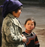 趕場(chǎng)的奶奶和孫女