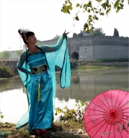 踏金秋望佳人，拾得滿眼詩畫。