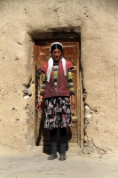 家門前的塔吉克婦女