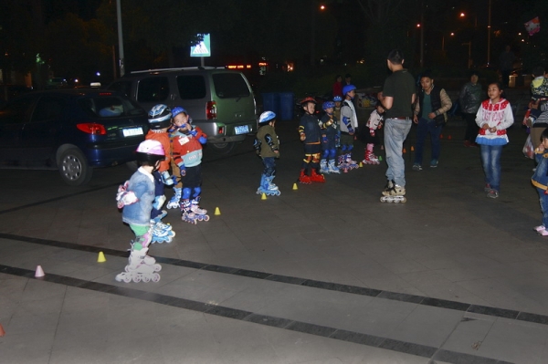 合肥街頭的幼兒輪滑培訓(xùn)班