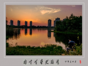 獨(dú)坐黃昏思緒飛