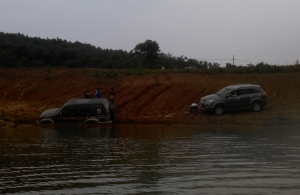 越野車“游泳”