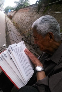路邊讀書的老人