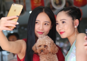 美女亮相車公館