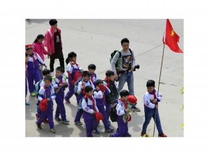 一群春游在路上的孩子們