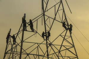 編織光伏之網（在建中的窯河光伏電站供電塔）