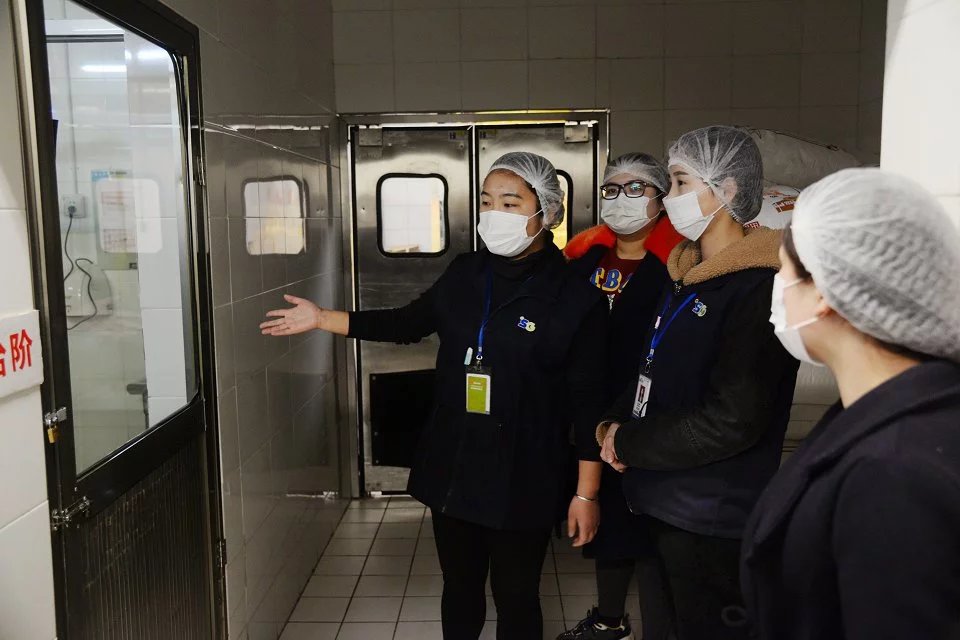 讓顧客買的放心吃的放心 蘇果超市邀媒體及顧客參觀食品加工流程