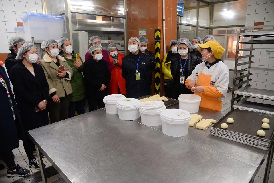 讓顧客買的放心吃的放心 蘇果超市邀媒體及顧客參觀食品加工流程