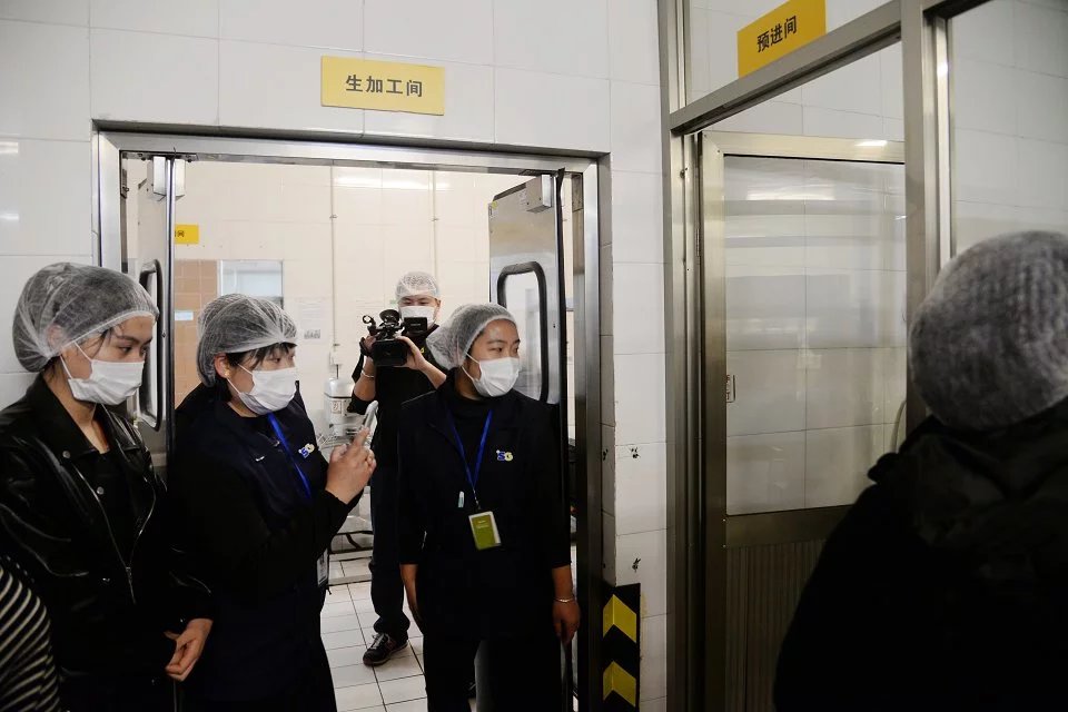 讓顧客買的放心吃的放心 蘇果超市邀媒體及顧客參觀食品加工流程