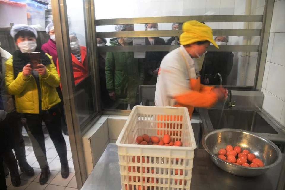 讓顧客買的放心吃的放心 蘇果超市邀媒體及顧客參觀食品加工流程