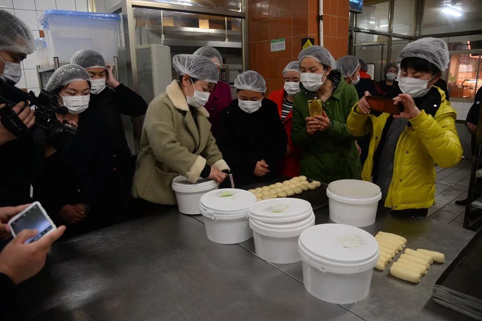 讓顧客買的放心吃的放心 蘇果超市邀媒體及顧客參觀食品加工流程
