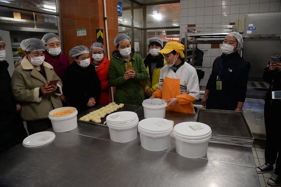 讓顧客買的放心吃的放心 蘇果超市邀媒體及顧客參觀食品加工流程