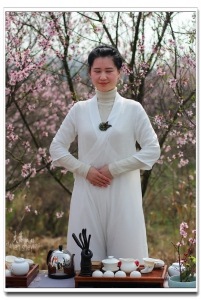 白衣仙女獻茶來